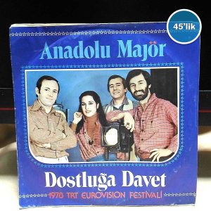 ANADOLU MAJÖR (NÜKHET DURU VE MODERN FOLK ÜÇLÜSÜ) - Dostluğa Davet - Takalar - 45lik Plak 10 ANADOLU MAJÖR (NÜKHET DURU VE MODERN FOLK ÜÇLÜSÜ) – Dostluğa Davet – Takalar – 45lik Plak