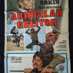 AKINCILAR GELİYOR - Sinema Afişi 12 AKINCILAR GELİYOR – Sinema Afişi