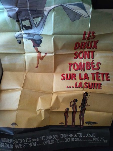 TANRILAR ÇILDIRMIŞ OLMALI (DEV BOY) - Sinema Afişi 52 TANRILAR ÇILDIRMIŞ OLMALI (DEV BOY) – Sinema Afişi