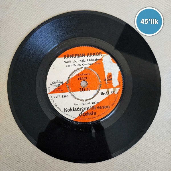 KAMURAN AKKOR – Aşk Eski Bir Yalan – Kokladığım İlk Ve Son Çiçeksin – 45lik Plak - Sahhaf.Net